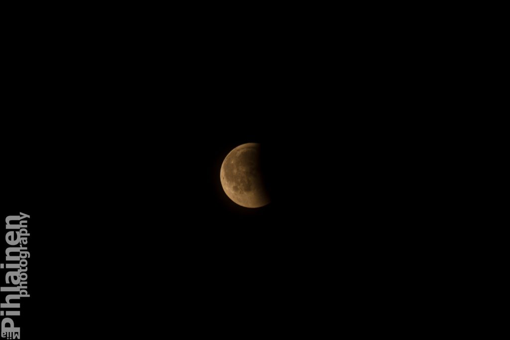 Kuvassa kuu, jonka oikea reuna on pimennossa. Kuva on otettu täydellisen kuunpimennyksen jälkipuolella.